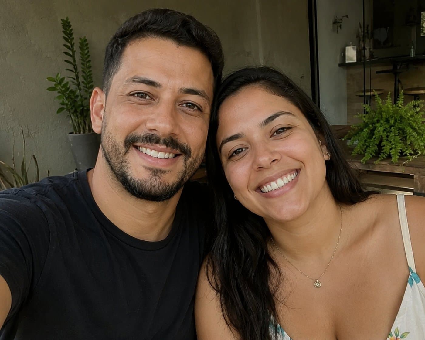 Selfie de Matheus e Luana sorrindo lado a lado