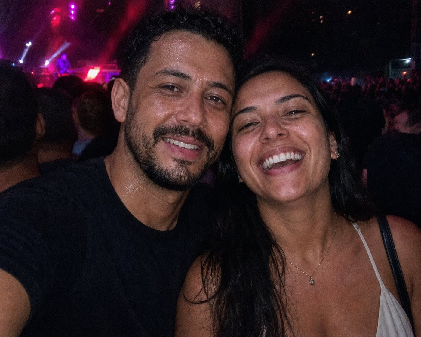Selfie de Matheus e Luana em um show noturno