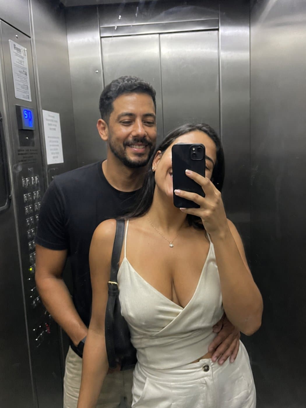 Matheus e Luana em selfie no espelho, ela com vestido elegante